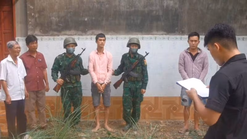 Hai đối tượng tàng trái phép chất ma túy bị cơ quan chức năng bắt giữ.
