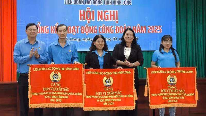 Liên đoàn Lao động tỉnh Vĩnh Long tặng đơn vị xuất sắc trong phong trào công nhân viên chức lao động và hoạt động công đoàn năm 2025.