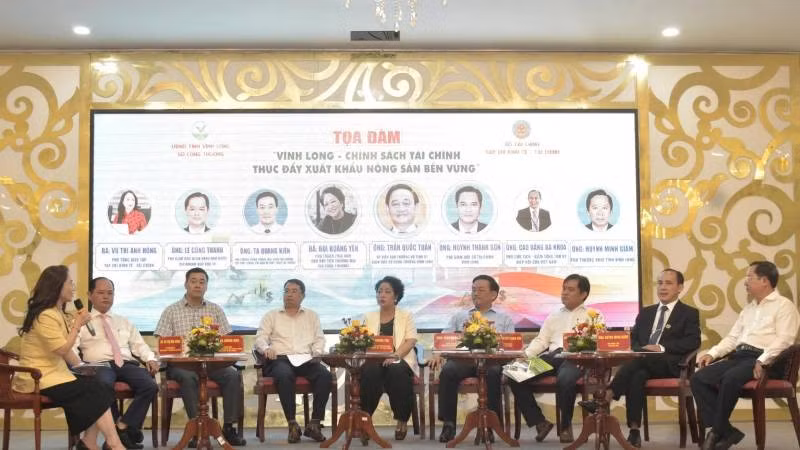 Đại biểu tham gia tọa đàm tại Hội nghị "Vĩnh Long - Chính sách tài chính thúc đẩy xuất khẩu nông sản bền vững".
