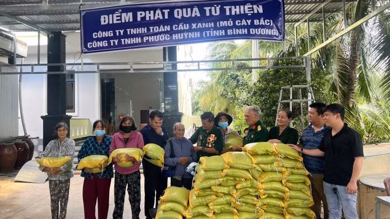 Chi hội Hỗ trợ, tri ân gia đình liệt sĩ tỉnh Bến Tre trao quà cho gia đình chính sách. (Ảnh: HOÀNG TRUNG)