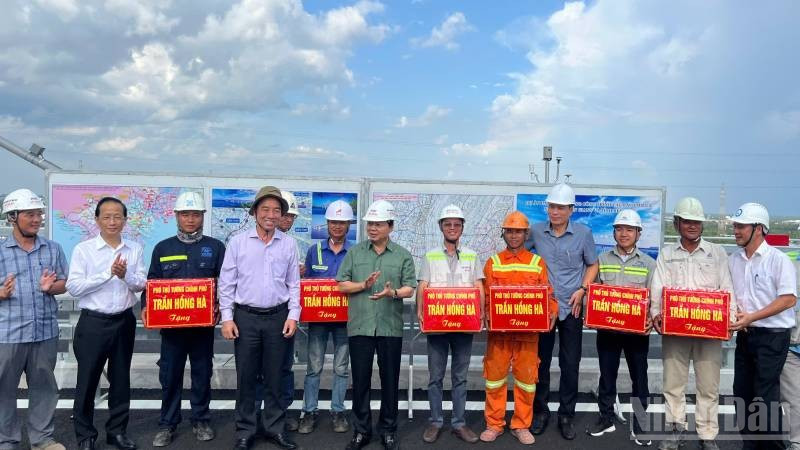 Phó Thủ tướng Trần Hồng Hà cũng lãnh đạo chính quyền địa phương tặng quà cho công nhân, kỹ sư tại công trình xây dựng cầu Rạch Miễu 2. (Ảnh: HOÀNG TRUNG) ndo_br_2-37.jpg