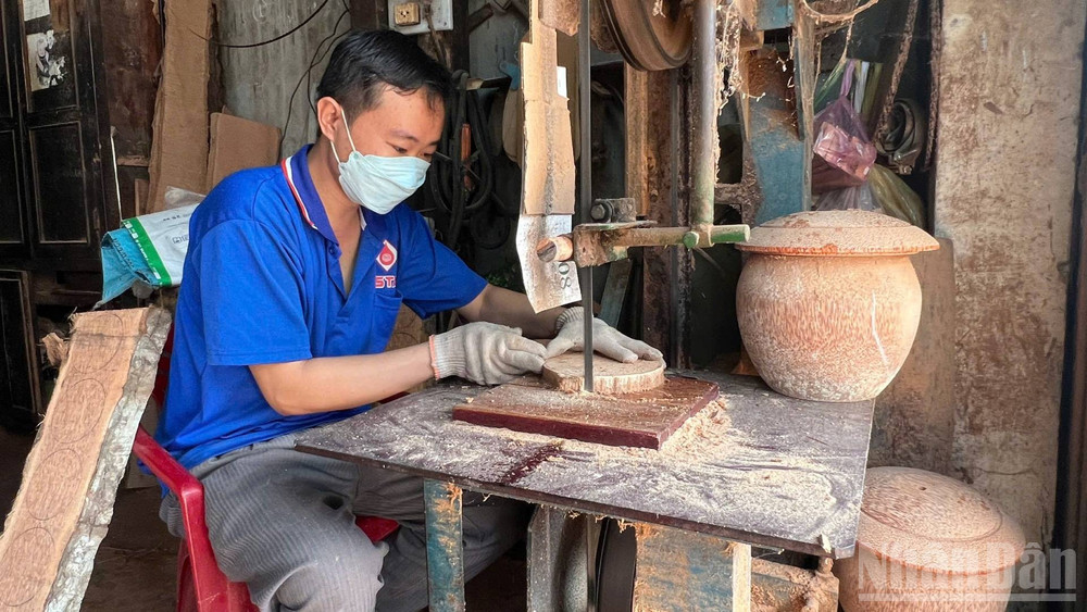 Nhân công sản xuất các mặt hàng thủ công mỹ nghệ từ gỗ dừa. (Ảnh: HOÀNG TRUNG) ndo_br_2-36.jpg