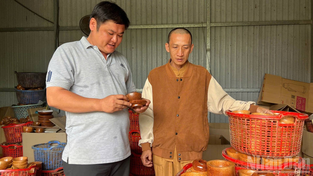 Khách du lịch chọn mua các sản phẩm thủ công mỹ nghệ từ gỗ dừa. (Ảnh: HOÀNG TRUNG) ndo_br_1-40.jpg