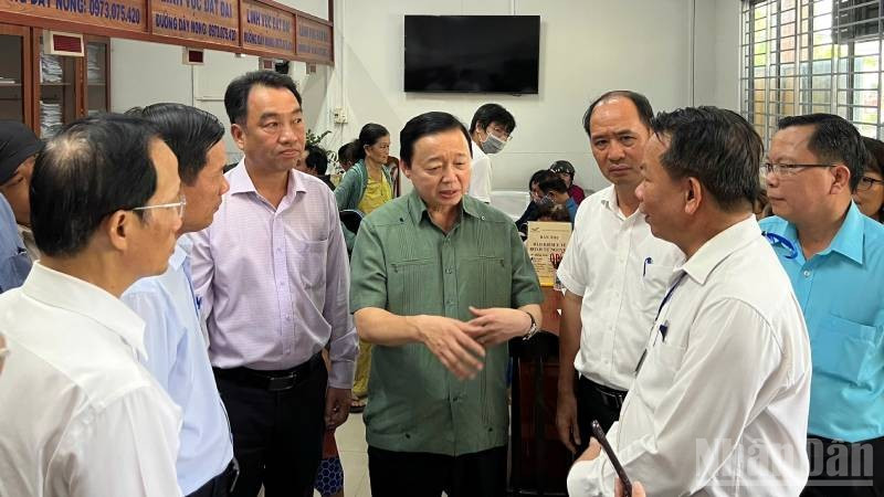 Phó Thủ tướng Trần Hồng Hà kiểm tra việc triển khai chính quyền địa phương hai cấp tại xã Phú Túc, tỉnh Vĩnh Long. (Ảnh: HOÀNG TRUNG) ndo_br_3-27.jpg
