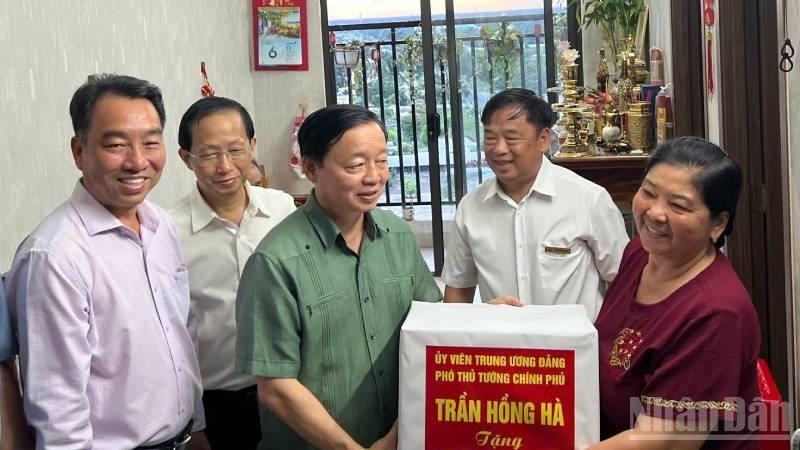 Phó Thủ tướng Trần Hồng Hà thăm hỏi, tặng quà hộ dân đang sinh sống tại dự án nhà ở xã hội Sơn Đông. (Ảnh: HOÀNG TRUNG) ndo_br_4-17.jpg