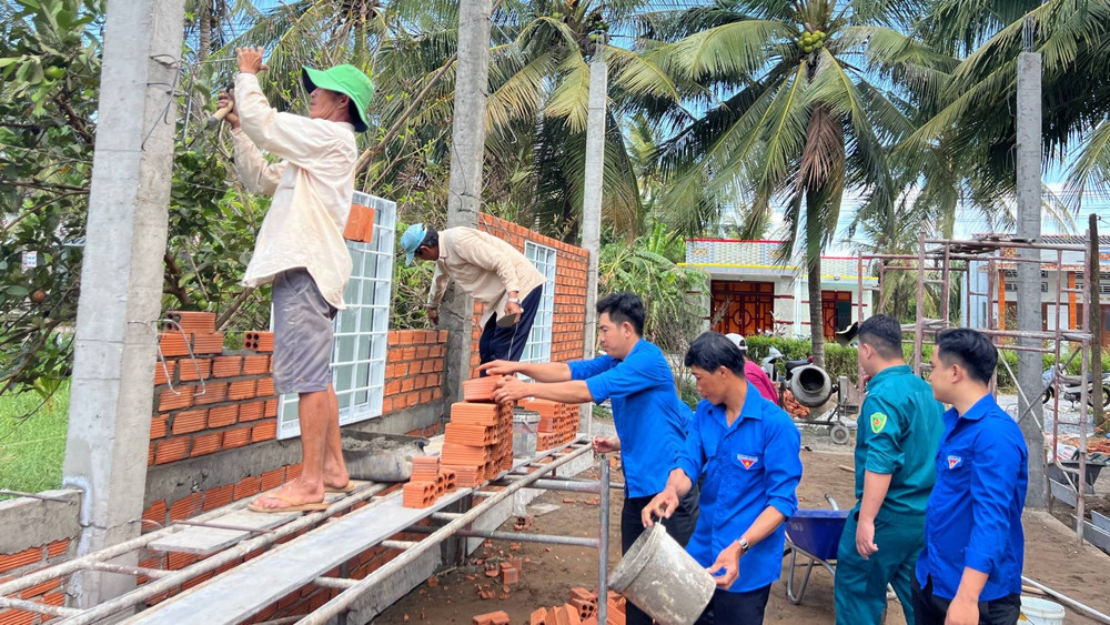 Lực lượng đoàn thanh niên huyện Ba Tri hỗ trợ người dân xây dựng nhà. (Ảnh: HOÀNG TRUNG) 4-11.jpg