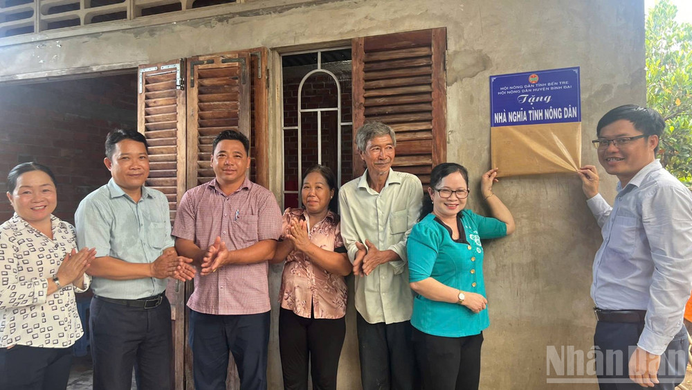 Hội Nông dân tỉnh Bến Tre bàn giao nhà cho nông dân có hoàn cảnh khó khăn về nhà ở. (Ảnh: HOÀNG TRUNG) ndo_br_z6606648941815-1fac199406f69ba594efd19b0ba97e6c-2.jpg