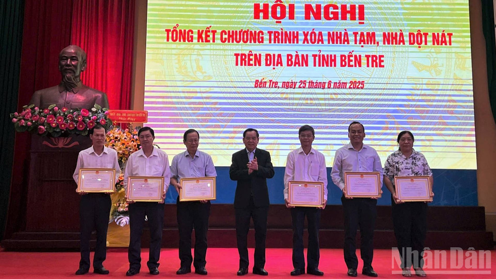 Lãnh đạo tỉnh Bến Tre tặng Bằng khen cho các tập thể có thành tích xuất sắc trong công tác xóa nhà tạm, nhà dột nát. (Ảnh: HOÀNG TRUNG) ndo_br_6-1.jpg