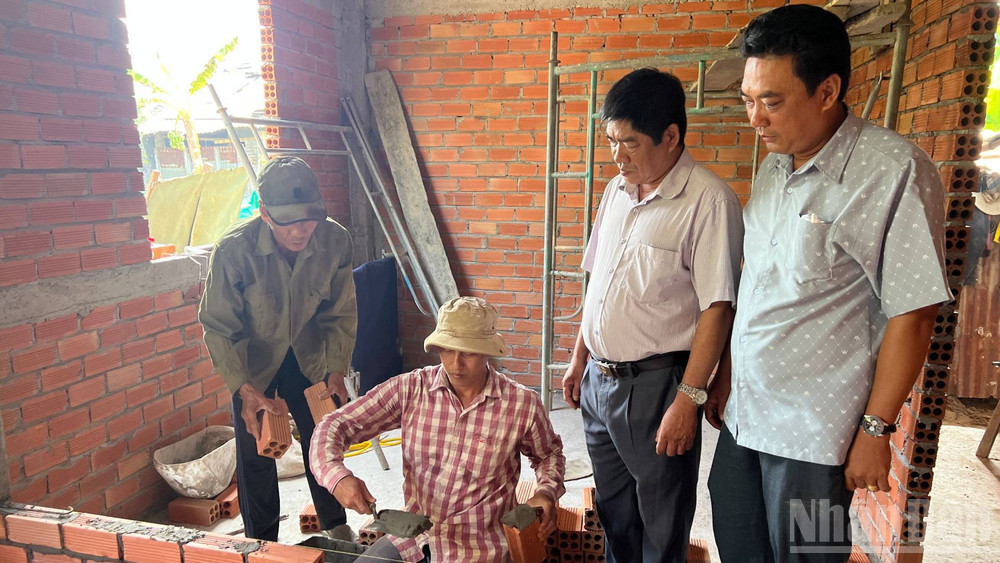 Gia đình ông Phan Văn Liêm (ngụ huyện Giồng Trôm) được hỗ trợ xây dựng căn nhà mới. (Ảnh: HOÀNG TRUNG) ndo_br_5-6.jpg
