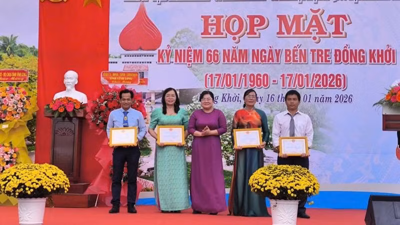 Đại biểu tham dự buổi họp mặt trao giấy khen cho các tập thể, cá nhân có thành tích trong tổ chức họp mặt kỷ niệm 66 năm Ngày Bến Tre Đồng Khởi.