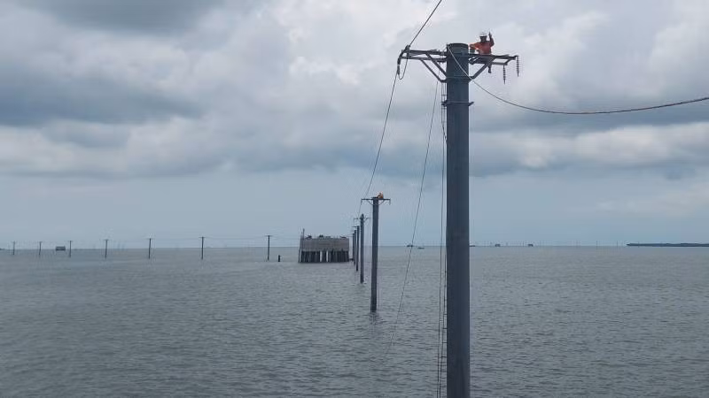 Trụ dẫn điện từ biển vào đất liền của Công ty cổ phần Tân Hoàn Cầu gặp sự cố nghiêng, đổ do gió lớn. (Ảnh: HOÀNG TRUNG)