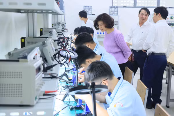 Xưởng thực hành điện tử bán dẫn Trường cao đẳngCcơ giới và Thủy lợi (Ảnh: NGỌC CHÂU) 