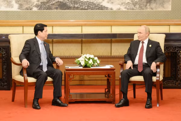 Chủ tịch nước Lương Cường hội kiến Tổng thống Liên bang Nga Vladimir Putin. (Ảnh: Hữu Hưng)