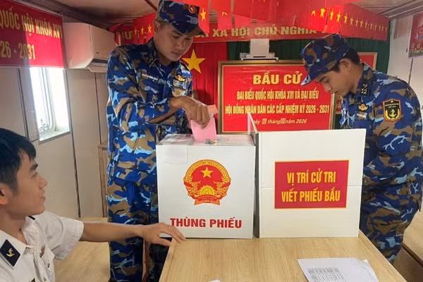 Cử tri là bộ đội hải quân của Hải đoàn 129, 128 bỏ phiếu trên tàu Trường Sa 04 sáng 27/2/2026. (Ảnh: LÊ ĐÌNH THÌN)