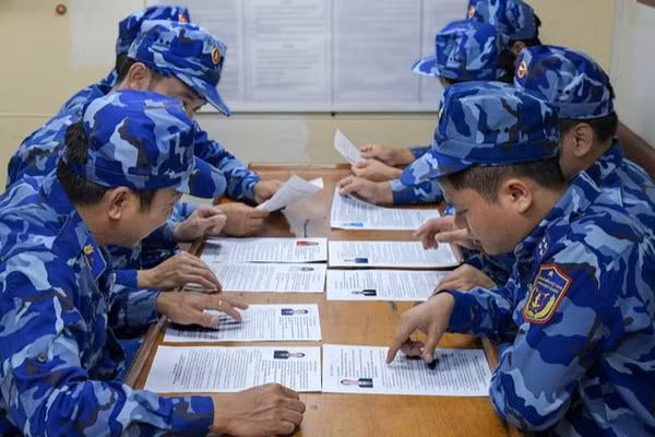 Cử tri Tàu CSB 6008 nghiên cứu tiểu sử, chương trình hành động của các ứng cử viên. (Ảnh: ĐÌNH THÌN)