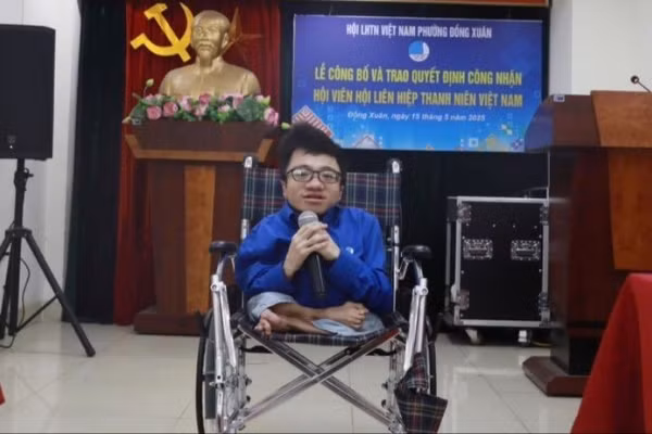Hoàng Trung Nghĩa, chàng trai mắc bệnh xương thủy tinh nhưng nỗ lực vượt qua khó khăn, vươn lên trong cuộc sống.