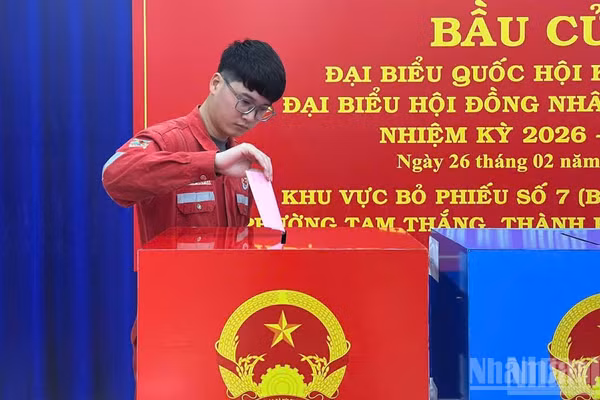 Cử tri bỏ phiếu tại khu vực bỏ phiếu sớm số 7, bầu đại biểu Quốc hội khóa XVI và đại biểu Hội đồng nhân dân các cấp nhiệm kỳ 2026-2031, ngày 26/2/2026, tại phường Tam Thắng, Thành phố Hồ Chí Minh. (Ảnh: HẢI CHÍNH)