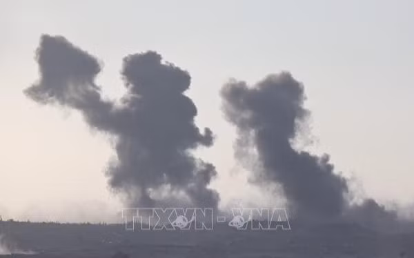 Khói bốc lên sau các cuộc không kích của Israel xuống Dải Gaza ngày 16/9/2025. (Ảnh tư liệu: THX/TTXVN)