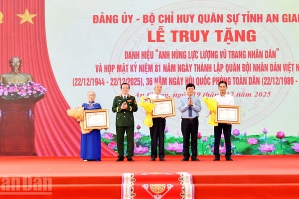 Đồng chí Nguyễn Tiến Hải, Ủy viên Trung ương Đảng, Bí thư Tỉnh ủy An Giang và Trung tướng Hồ Văn Thái, Chính ủy Quân khu 9 trao quyết định truy tặng danh hiệu Anh hùng Lực lượng vũ trang nhân dân cho gia đình Thượng tá Nguyễn Thành Kính, Thiếu tá Võ Đông Trạch và gia đình Liệt sĩ Trần Văn Tủy.