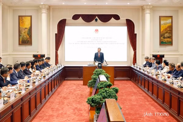 Tổng Bí thư, Chủ tịch nước Tô Lâm chủ trì buổi làm việc với tập thể Ban Thường vụ Đảng ủy Bộ Ngoại giao và các đồng chí trưởng đoàn Cơ quan đại diện Việt Nam ở nước ngoài. (Ảnh: Thống Nhất/TTXVN)