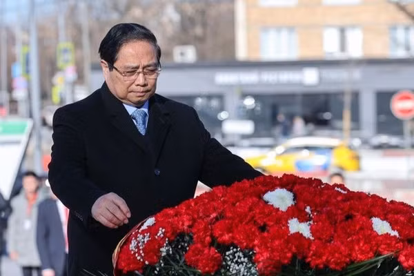 Thủ tướng Phạm Minh Chính dâng hoa tại Tượng đài Chủ tịch Hồ Chí Minh ở Moskva, Liên bang Nga. (Ảnh: VGP/Nhật Bắc)