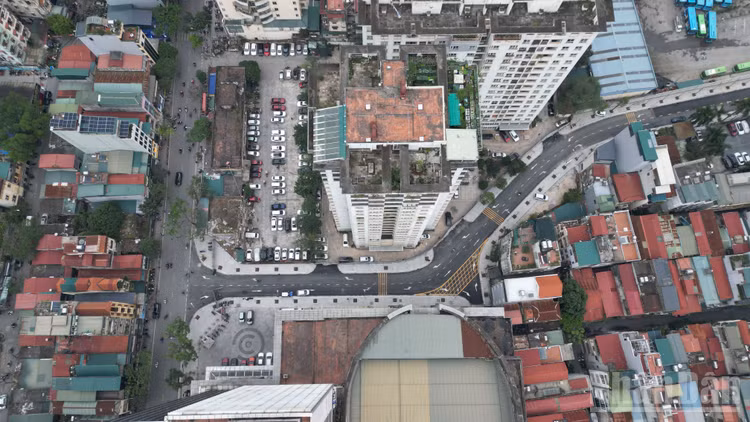 [Ảnh] Thông xe kỹ thuật tuyến đường Minh Khai-Lạc Trung, "đường cong mềm mại" lách giữa khu dân cư đông đúc