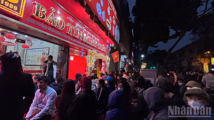 [Ảnh] Người dân đội mưa xếp hàng từ sáng sớm để mua vàng trong Ngày vía Thần tài