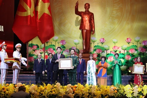 Chủ tịch nước Lương Cường trao danh hiệu Anh hùng lao động tặng Công ty Viettel Campuchia.