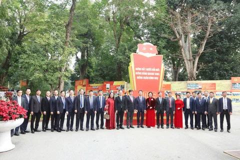 Bộ trưởng Nguyễn Mạnh Hùng, Thứ trưởng Bùi Hoàng Phương, Thứ trưởng Hoàng Minh cùng lãnh đạo các đơn vị thuộc Bộ Khoa học và Công nghệ chụp ảnh lưu niệm với Ban Quản lý Khu Di tích Phủ Chủ tịch.