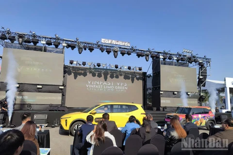 VinFast trình diễn 2 mẫu xe Limo green và VF3 trên sân khấu lễ khai mạc triển lãm.