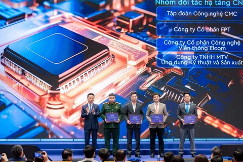 Ông Nguyễn Văn Khoa - Tổng giám đốc Tập đoàn FPT (thứ hai từ phải sang) nhận chứng nhận đơn vị đồng hành hệ sinh thái đổi mới sáng tạo Hà Nội.