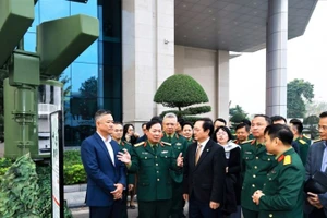 Các đại biểu tham quan trang thiết bị công nghệ quân sự do Tập đoàn Công nghiệp-Viễn thông Quân đội (Viettel) nghiên cứu sản xuất.