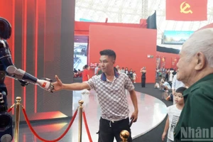 Trong không gian Triển lãm 95 năm Cờ Đảng soi đường do Báo Nhân Dân thực hiện tại Trung tâm Triển lãm quốc gia (Đông Anh, Hà Nội), nhiều người thích thú khi tương tác với robot được tích hợp AI để nhận diện khuôn mặt, giọng nói và phản hồi linh hoạt.