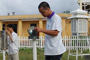 Phát triển vật lý: Bài toán nền tảng cho nâng cao tiềm lực khoa học và công nghệ. Trong ảnh: Các quan trắc viên Trạm khí tượng hải văn Trường Sa thu nhập số liệu.