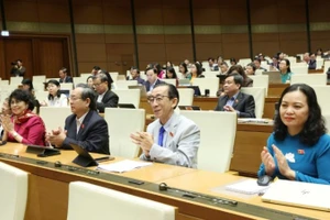 Các đại biểu Quốc hội biểu quyết Luật Chuyển đổi số.