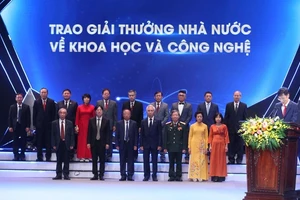 Các tác giả, đại diện tác giả, đại diện đồng tác giả của 12 công trình, cụm công trình được tặng Giải thưởng Nhà nước về khoa học và công nghệ, năm 2022.