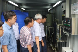 Đoàn Bộ Khoa học và Công nghệ kiểm tra hệ thống lọc nước tại Vĩnh Long.