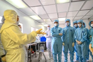 Các nghiên cứu sinh tại Trung tâm Nano và Năng lượng, trường Đại học Khoa học Tự nhiên, Đại học Quốc gia Hà Nội, nơi đào tạo và nghiên cứu về bán dẫn.