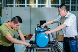 Các kỹ sư thực hiện thử nghiệm phục vụ đổi mới sáng tạo và phát triển sản phẩm công nghệ.