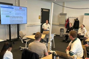 Huỳnh Thị Hồng Xuyến chia sẻ nghiên cứu với giảng viên và sinh viên Đại học Khoa học Ứng dụng Saxion, Hà Lan.