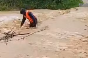 [Video] Mưa lũ gây chia cắt nhiều bản làng ở vùng biên giới tỉnh Quảng Trị 