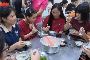 [Video] Nồi cháo nghĩa tình tiếp sức thí sinh dân tộc thiểu số xứ Lạng