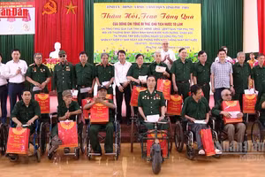 [Video] Tặng quà người có công nhân dịp kỷ niệm Ngày Giải phóng miền Nam