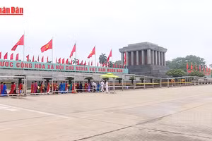 [Video] Hơn 20.000 người vào Lăng viếng Chủ tịch Hồ Chí Minh sáng 30/4
