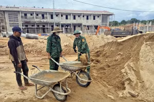 Cán bộ, chiến sĩ Bộ đội Biên phòng Ia Púch hỗ trợ xây dựng trường học trên địa bàn. (Ảnh: THANH BÌNH)