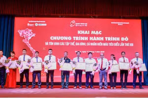 Các đại biểu dự lễ khai mạc Chương trình Hành trình Đỏ lần thứ XIII và Lễ tôn vinh các tập thể, gia đình, cá nhân hiến máu tình nguyện tiêu biểu tỉnh Gia Lai năm 2026.
