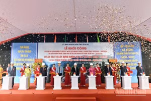 Các đại biểu bấm nút khởi công dự án. (Ảnh: LƯƠNG TÙNG)