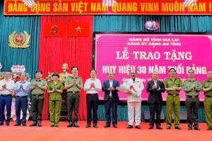 Lãnh đạo tỉnh Gia Lai trao tặng Huy hiệu 30 năm tuổi Đảng cho Thiếu tướng Lê Quang Nhân.