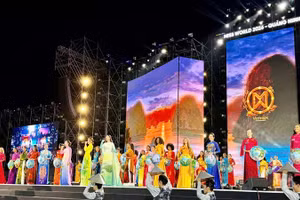 Màn trình diễn áo dài của các thí sinh tại Cuộc thi Miss World lần thứ 73. (Ảnh: QUANG THỌ)