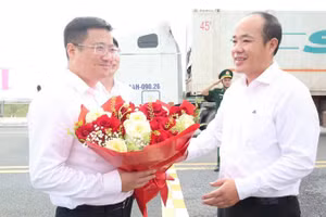 Lãnh đạo phường Móng Cái 1, Quảng Ninh (Việt Nam) chào đón đồng chí Tăng Duy Khang, Bí thư Thành ủy Đông Hưng (Trung Quốc). (Ảnh: Quang Thọ)